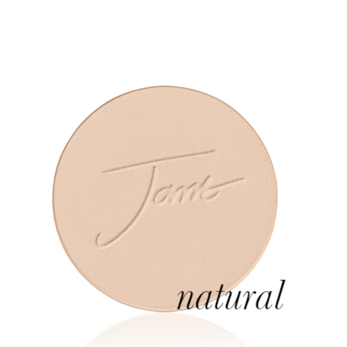 Kulatý lisovaný pudr na obličej značky Jane Iredale v odstínu Natural: středně béžový s neutrálním podtónem s vyraženým logem Jane Iredale.