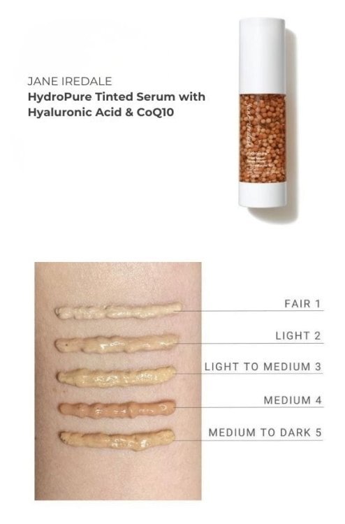 Na fotografii jsou vidět vzorky barev produktu Hydropure Tinted Serum ve formě swatchů na ženském předloktí se světlou a střední barvou pleti.