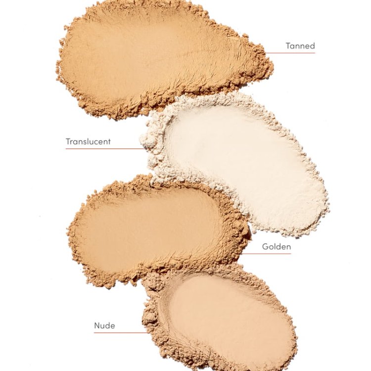 Na fotografii jsou vidět čtyři odstíny pudru Jane Iredale Powder-Me SPF:  Tanned, Translucent, Golden, Nude. Každý odstín slouží nejen k matování a sjednocení tónu pleti, ale také poskytuje ochranu před slunečním zářením.
