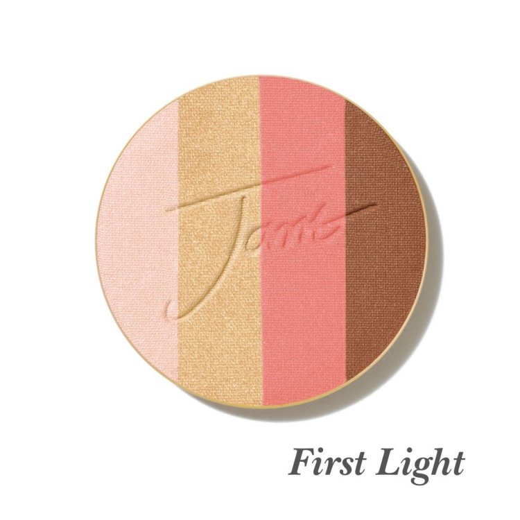 Kulatý, lisovaný multifunkční bronzer na obličej značky Jane Iredale v odstínu First Light s vyraženým logem Jane Iredale. Bronzer se skládá ze čtyř odstínů v teplé, slunečné tonaci.