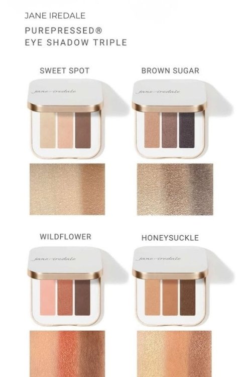 Na obrázku jsou čtyři trojité paletky očních stínů Jane Iredale. Každá obsahuje tři odstíny v různých tónacích a pod nimi jsou vzorky barev na ruce se světlou pletí.