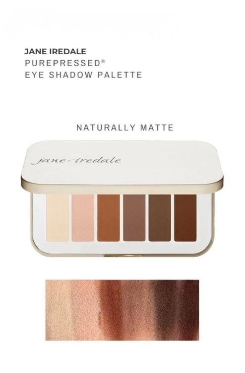 Paletka očních stínů jane iredale Naturally Matte. Paletka má bílé minimalistické balení a obsahuje šest odstínů: od krémově béžové až po intenzivní, teplou hnědou. Dole jsou viditelné swatche barev, které ukazují jejich přirozený, matný finiš.