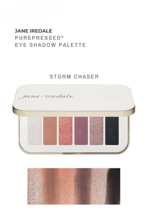 Paletka očních stínů jane iredale Storm Chaser. Paletka obsahuje šest odstínů v chladnější, výraznější tonaci. Dole jsou viditelné swatche ukazující shimmer efekt a hloubku barev.