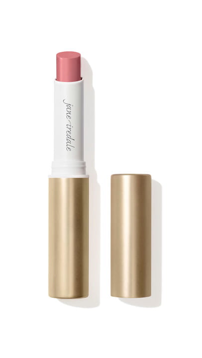 Na obrázku vidíme rtěnku Jane Iredale v odstínu Tutu. Odstín je jemná, chladná růžová. Subtilní a dívčí, ale zároveň výrazná. Skvěle se hodí pro každodenní líčení.