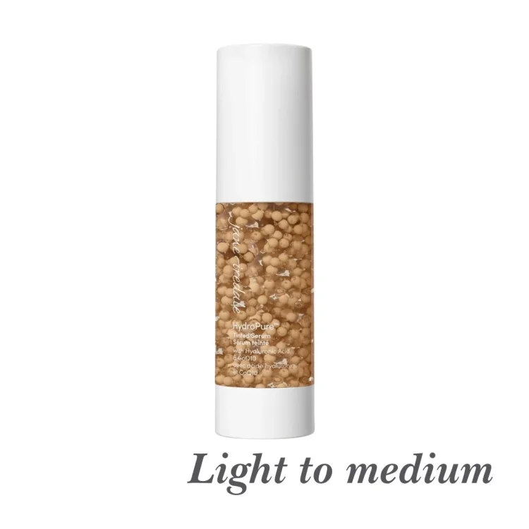 Próbka podkładu o odcieniu „Light to Medium 3”. To tonacja ciepła z subtelnym złocistym podtonem. Nadaje cerze promienny, lekko słoneczny wygląd. Odcień przeznaczony dla osób o karnacji między jasną a średnią, które chcą podkreślić ciepło swojej skóry.